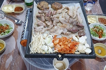 '2TV 저녁 생생정보' 초저가의 비밀, 5000원 굴국밥 맛집 '윤○○○○○○'·1만2900원 국내산 돼지고기 무제한 맛집 '옥○○○○○'