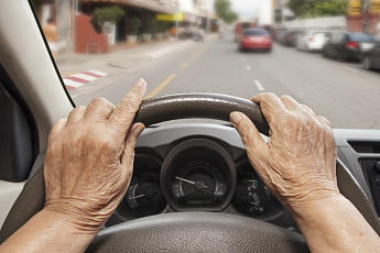 운전면허 반납한 노년층 '교통비 지원' 확대된다