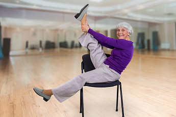 의자 활용한 코로나시대 노년층 운동법
