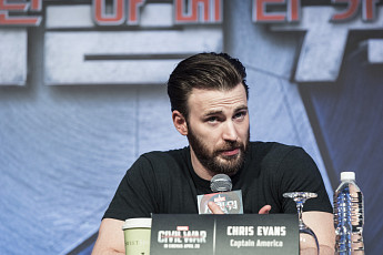 [출근길] 크리스 에반스 SNS 사진 ‘빛삭’ 해프닝·엄정화 폭풍 성장한 조카와 달달한 데이트 外 (연예)