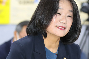 윤미향, 檢 불구속 기소에 
