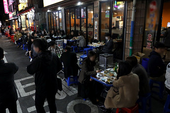 [종합] 사우나·모임·방문교사…끊이지 않는 집단감염