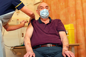 82세 영국 노인, 세계 첫 아스트라제네카 백신 접종