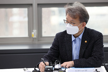 권칠승 중기부 장관 “소상공인은 경제 근간 이루는 경제주체...소통 최우선”