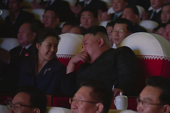 김정은-리설주, 다정한 눈 맞춤…두문불출 이유는 출산?