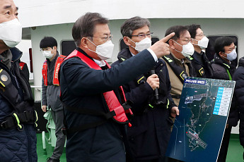 시장선거 앞두고 가덕도 간 문재인 대통령