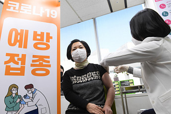 코로나19 백신 '금천구 1호 접종자'…