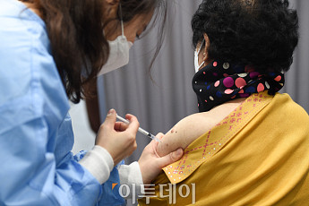 [포토] 75세 이상 고령자, 코로나19 백신 접종 시작