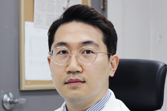 [헬스TALK] 코로나 '집콕' 생활에 '허리통증' 호소…치료법과 예방법은?