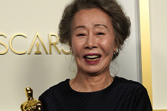 74세 원로배우 윤여정에 열광하는 이유? “인생 자체가 미나리”