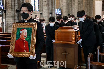 정진석 추기경 남긴 유산 800만 원...지역화폐로 바꿔 의료진 등에 선물