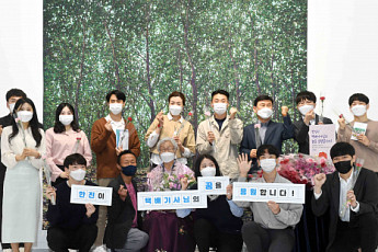 한진, 택배기사 모자전 '우리 생애의 첫봄' 열어