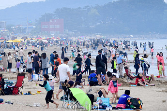 [포토] '때이른 더위에 해수욕장 북적'