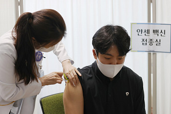 [랜선핫이슈] 고성군 백신 접종 우수마을에 10억·류현진-김광현 도쿄 못 가·6.25 참전 용사 모델로 변신