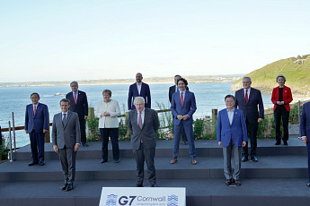 일본 “문 대통령, 스가 총리에게 다가와 짧은 인사 나눠”