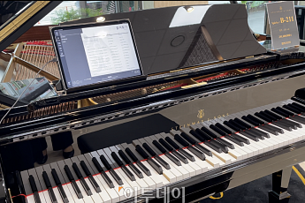 [현장] 2억짜리 피아노, '혼자' 빅뱅 노래 연주하네
