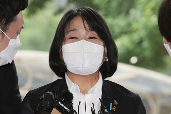 '사기ㆍ횡령' 윤미향 첫 법정 출석…