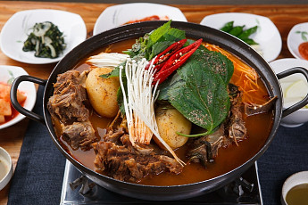 '생방송 투데이' 오늘방송맛집- 맛있GO 싸다GO, 듣도 보도 못한 감자탕 무한리필, 1만1900원 '대○○'…대박 비결은?