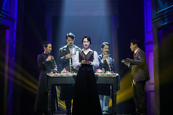 [리뷰] 닮은 듯 다른 듯…내면 속 덩어리 꺼낸 '아가사'·'메리셸리'