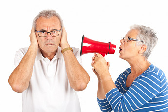 70대 3명 중 2명이 겪는 <b>난청</b>, "놔두면 청력 잃어"