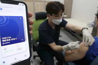 확진자 절반이 ‘돌파감염’…오늘부터 50대도 맞는 ‘부스터샷’ 효과는?