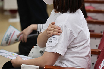 거리두기 2주 연장…청소년 방역패스 3월부터 적용