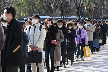 "백신 <b>코로나</b> 전파력 낮춰" 가족 등 타인 보호