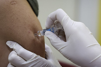 3명중 1명 코로나19 확진인데 백신 3차접종 효과 있을까