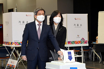 김명수 대법원장, 배우자 함께 투표…‘사전투표 논란’ 즉답 피해
