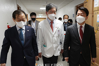 [포토] 대화하는 안철수-문영수-신희영