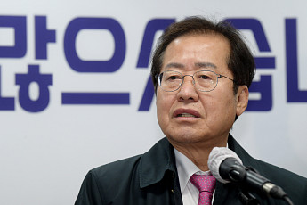 문 대통령 초석 논란에 홍준표 “모르고 했겠지”