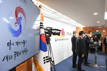 취임식 엠블럼 논란 확산…황교익 “장례 치르겠다는 뜻”