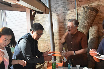 수염 기른 문재인 전 대통령, 주민들과 막걸리 한잔 ‘소탈’