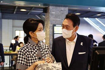 김건희 여사 ‘최애 팔찌’ 정체…배우 윤여정도 사랑한 명품 브랜드