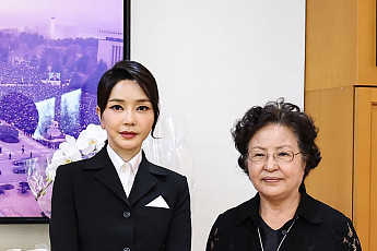 김건희 여사 “영화 ‘변호인’ 보고 눈물”…권양숙 여사 “많이 참아야”