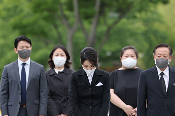 “무속인 아냐” 해명에도…김건희 여사 수행 여성 논란 계속