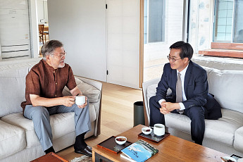 덥수룩한 수염에 앞코 해진 운동화…편안한 모습의 문 전 대통령