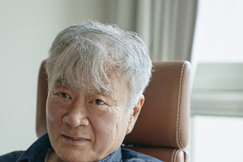 [인터뷰] 소설가 김훈 “억누름으로써 더 깊은 표현의 세계로 나아가고 싶다”