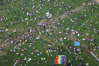 [르포] 3년 만에 무지개 물결로 광장 채운 '퀴어 축제'…맞불 집회도 잇따라