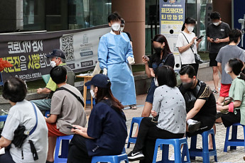 60대 이상도 안 맞는 4차 접종, 50대는 맞을까