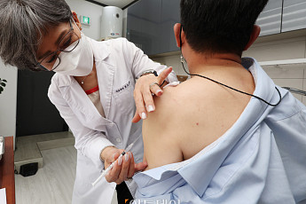 [이슈크래커] “접종할까 말까” 망설여지는 개량백신…효능과 부작용은?