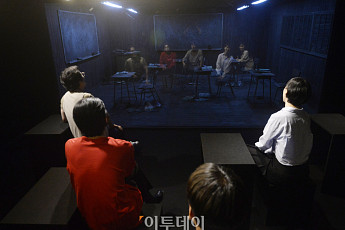 [포토] 거울을 활용한 관객 참여형 작품 '잃어버린 교실'