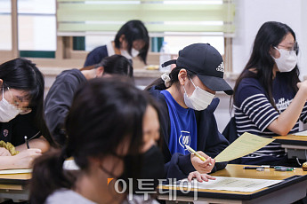 해외는 하나둘 실내 마스크 벗는데…국내도 해제 가능할까