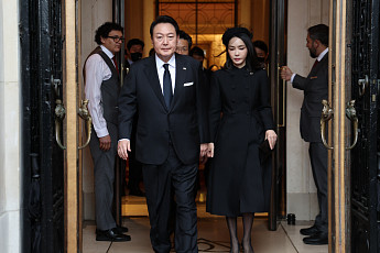 [이슈크래커] “모자에 핸드백까지”…김건희 여사 복장으로 본 英 왕실 예절