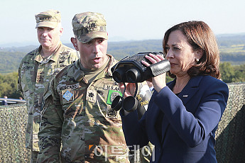 [포토] 해리스 부통령, 북한 바라보며