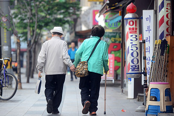 <b>고령</b>자 900만 명 넘었다… 초<b>고령</b>사회로 과속 진입