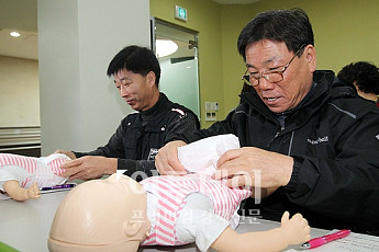 [포토]기저귀 채우기 '쉽지않네~'