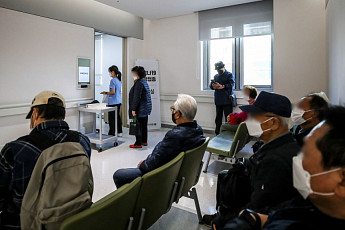 정부는 낮은 접종률 걱정…여당선 또 백신 무용론