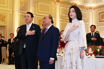 尹, 돌고 돌아 결국 청와대 영빈관…“전통 계승, 실용적 재활용”