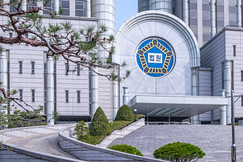 행아웃·카톡 등 외부 앱으로 수업했다고 해임된 교수…法 “학교 처분 부당”